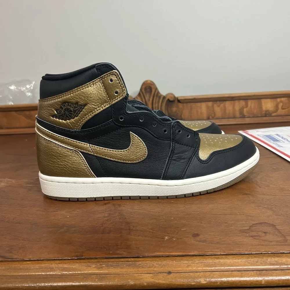NIB Men’s Nike Air Jordan 1 High Black and Gold Sneakers, Size 8.5 - Picture 4 of 7